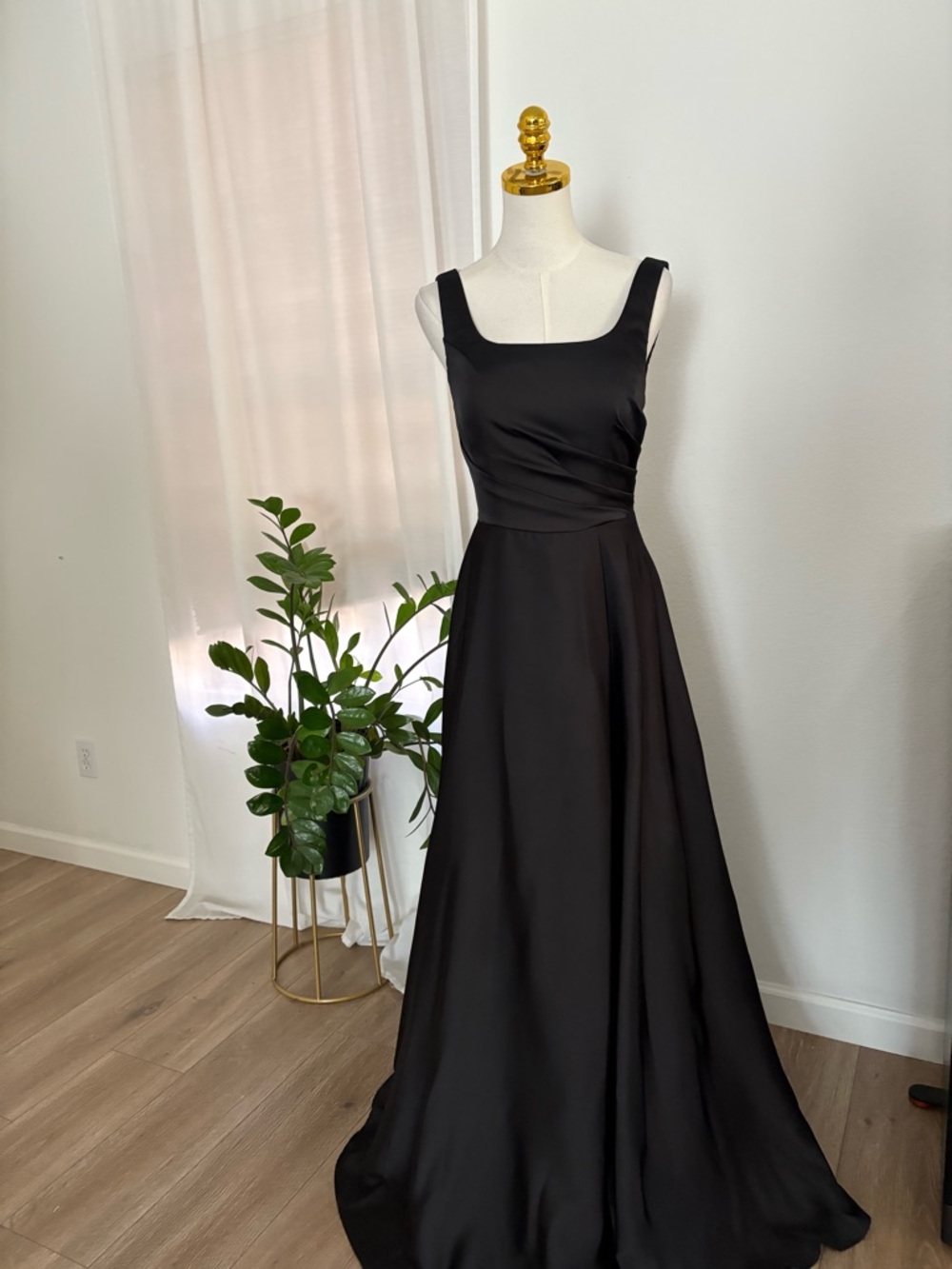 Elegant Black A-Line Evening Dress - Classic Square Neck - Picture 3 of 10